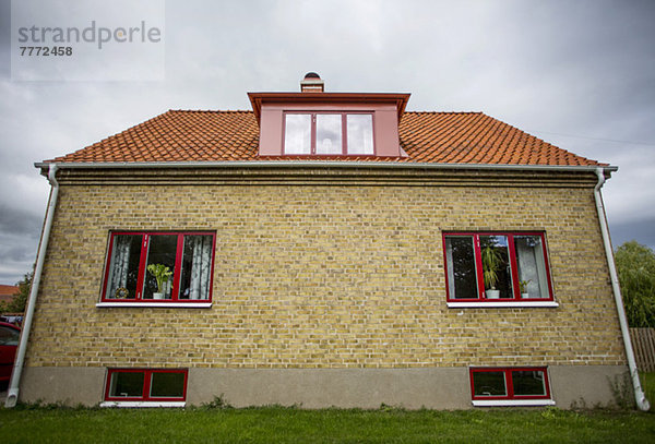 Außenansicht des Hauses gegen bewölkten Himmel