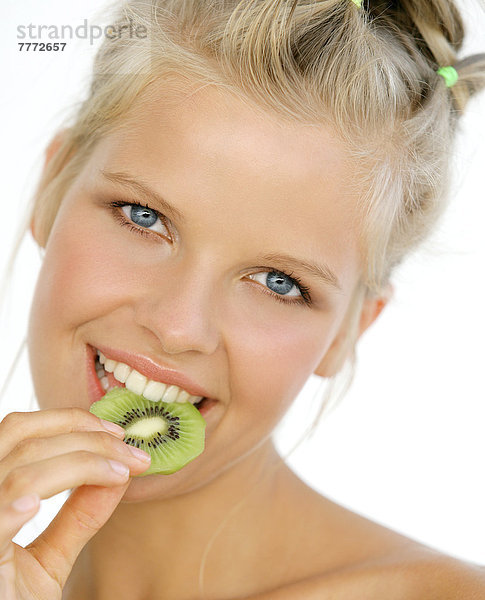 Portrait Frau lächelnd  essende Scheibe Kiwi (Frucht)