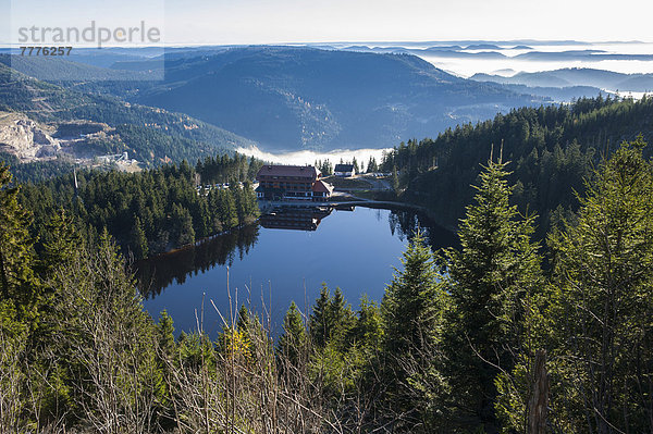 Sicht von der Hornisgrinde auf Mummelsee mit Berghotel