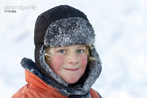 Junge mit Mütze im Winter  Portrait