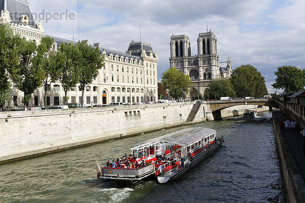 Ausflugsschiff auf der Seine  Kathedrale Notre-Dame de Paris hinten