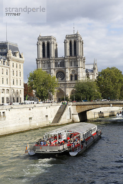 Ausflugsschiff auf der Seine  Kathedrale Notre-Dame de Paris hinten