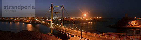 Khor Al Batah Hängebrücke bei Nacht