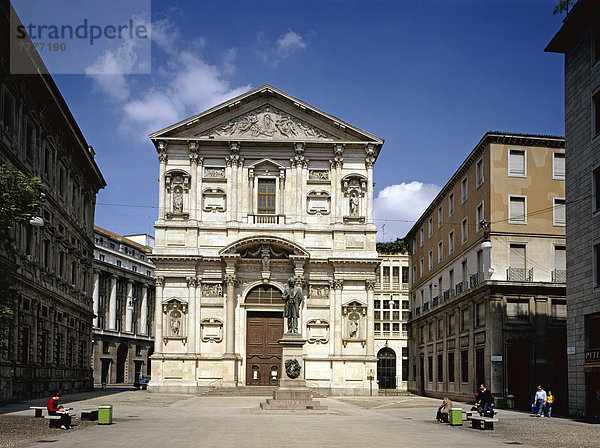 Westfassade der Kirche San Fedele mit dem Denkmal Alessandro Manzoni