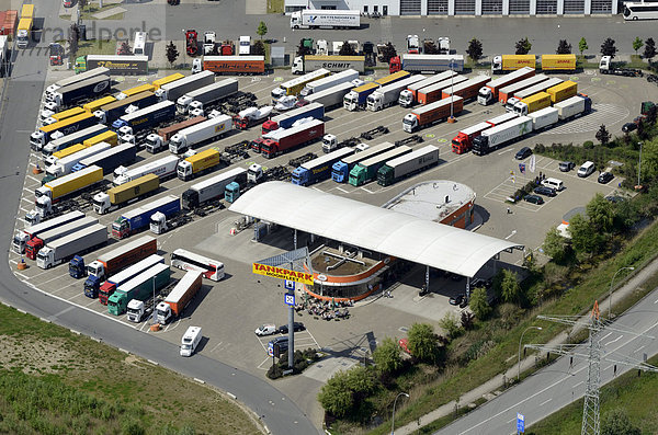 Luftbild  LKW-Parkplatz bei Sonntagsruhe  Tankpark Moorfleet