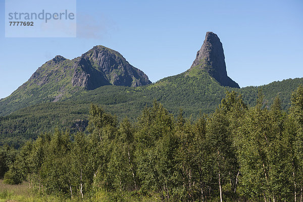 Felsen auf der Halbinsel Hamarøy  rechts die Hamarøy-Spitze