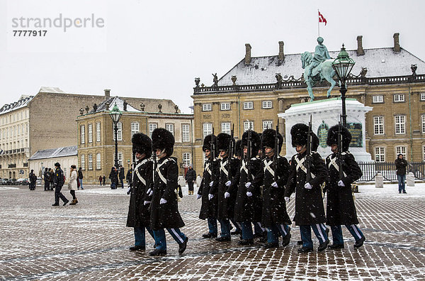 Wachablösung  Zeremoniell vor dem königlichen Schloss Amalienborg  durch die königliche Leibwache