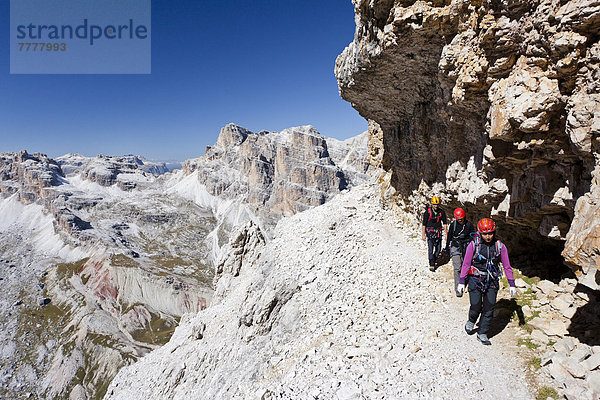 Bergsteiger beim Aufstieg auf die Tofana di Rozes über die Via ferrata Giovanni Lipella  hinten der Sellastock  Dolomiten