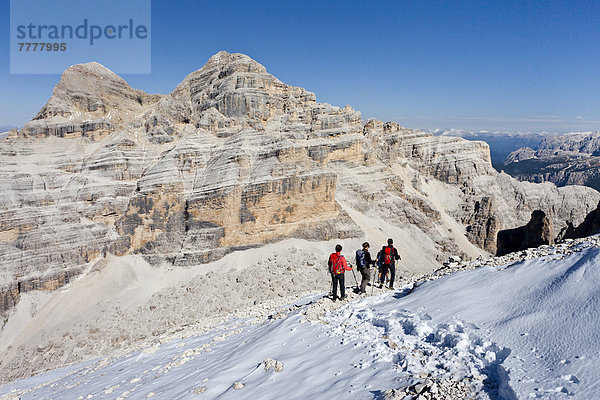 Bergsteiger beim Abstieg von der Tofana di Rozes  hinten die Tofana di Mezzo und die Tofana di Dentro  Dolomiten