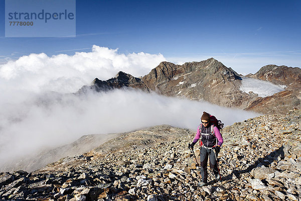 Bergsteigerin beim Aufstieg zum Fernerköfl in der Rieserfernergruppe