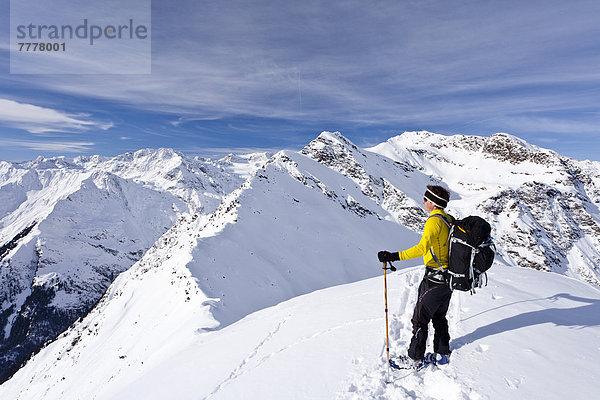 Skitourengeher auf dem Gipfel der Ellesspitze im Pflerschtal  hinten das Hocheck