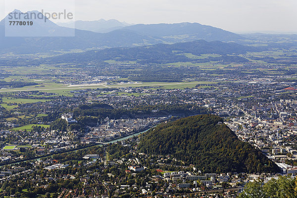 Aussicht von der Gaisberg-Höhenstraße auf Salzburg  vorne der Kapuzinerberg