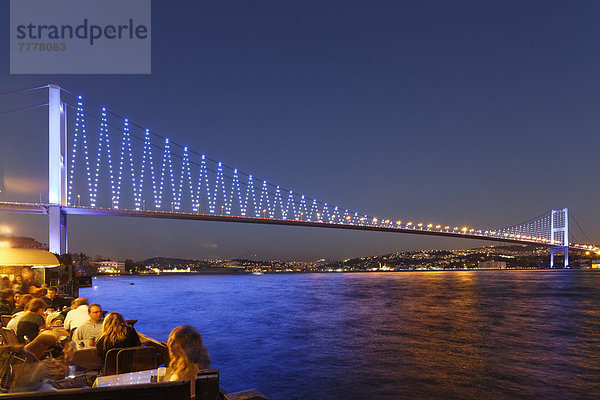 Restaurant am Bosporus mit Bosporus-Brücke
