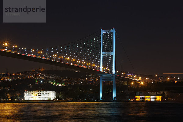 Bosporus-Brücke mit dem Beylerbeyi-Palast  von Ortaköy aus gesehen