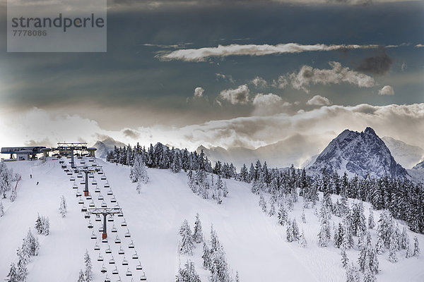 Sessellift am Eiberg in der Skiwelt Wilder Kaiser  rechts der Gipfel des Großen Rettensteins  2366m