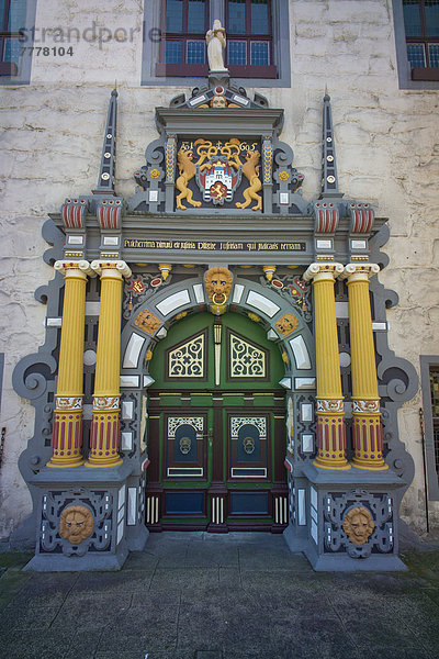 Eingang Halle Stadt Holz schnitzen Portal