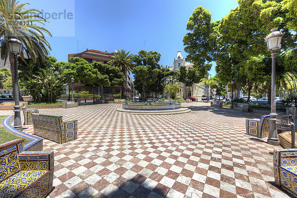 Azulejo-Bänke am Entenplatz oder Plaza de los Patos und Plaza 25 de Julio