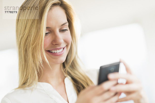 Frau SMS auf smartphone
