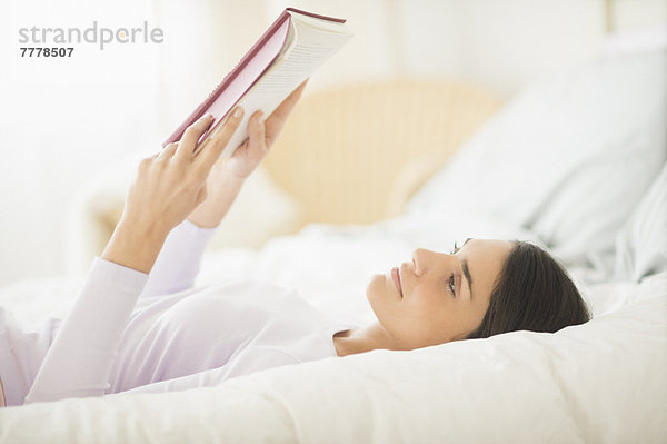 liegend  liegen  liegt  liegendes  liegender  liegende  daliegen  Frau  Buch  Bett  Taschenbuch  vorlesen