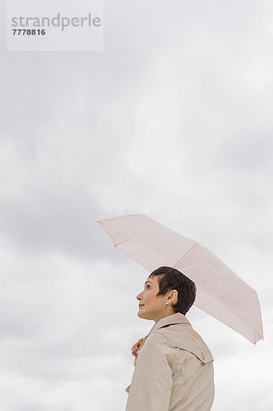 Regenmantel  Frau  Regenschirm  Schirm  halten  Kleidung