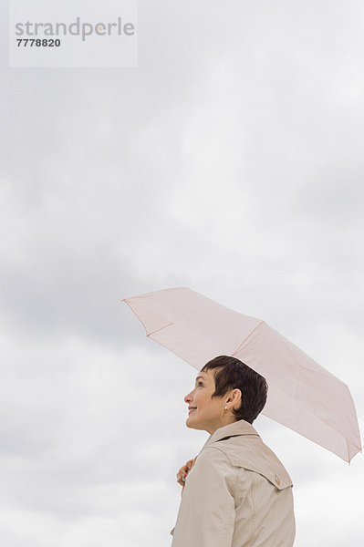 Regenmantel  Frau  Regenschirm  Schirm  halten  Kleidung