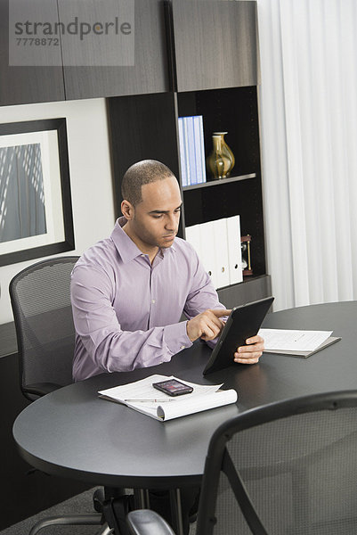 Männlich Executive am Schreibtisch im Büro arbeiten