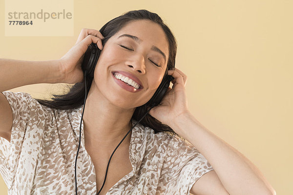 Junge Frau beim Musik hören