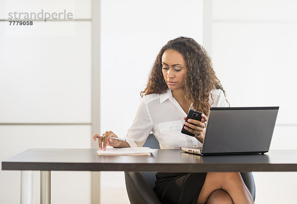 sitzend  Schreibtisch  Notebook  arbeiten  Büro