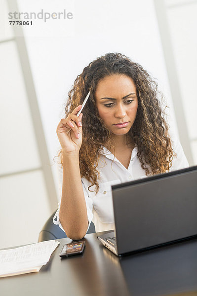 sitzend  Schreibtisch  Notebook  arbeiten  Büro