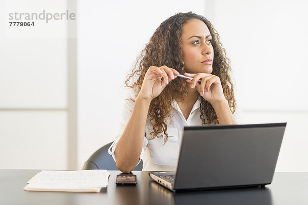 sitzend  Schreibtisch  Notebook  arbeiten  Büro