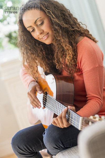 Junge Frau Gitarre