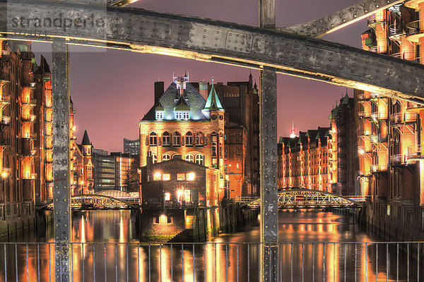 Poggenmühlenbrücke mit Durchblick auf das Wasserschlösschen  bei Nacht