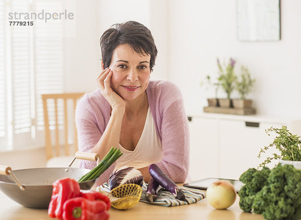 Portrait  Frau  Küche  reifer Erwachsene  reife Erwachsene