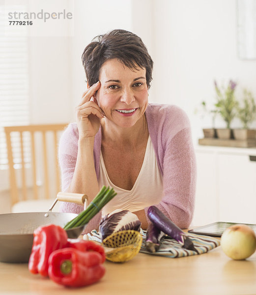 Portrait  Frau  Küche  reifer Erwachsene  reife Erwachsene