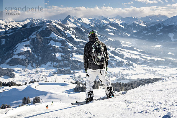 Skier mit Blick auf das Skigebiet Wilder Kaiser in den Alpen