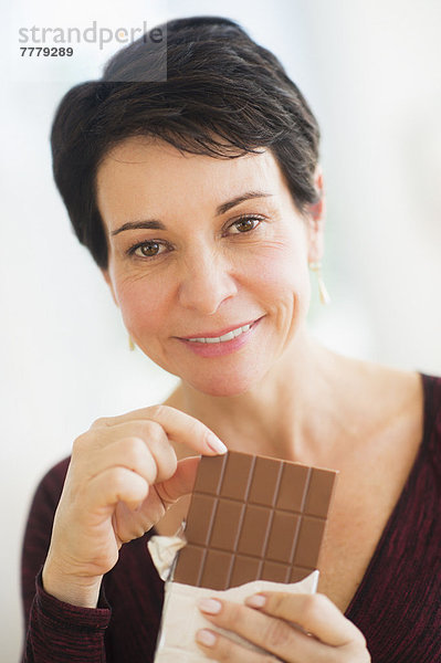 Portrait  Frau  reifer Erwachsene  reife Erwachsene  Schokolade  essen  essend  isst