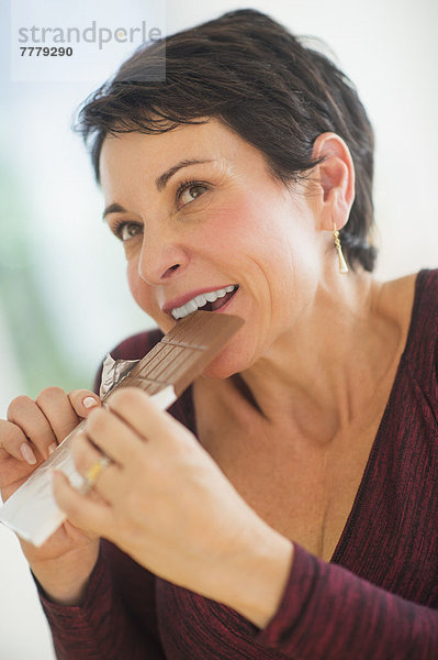 Portrait  Frau  reifer Erwachsene  reife Erwachsene  Schokolade  essen  essend  isst