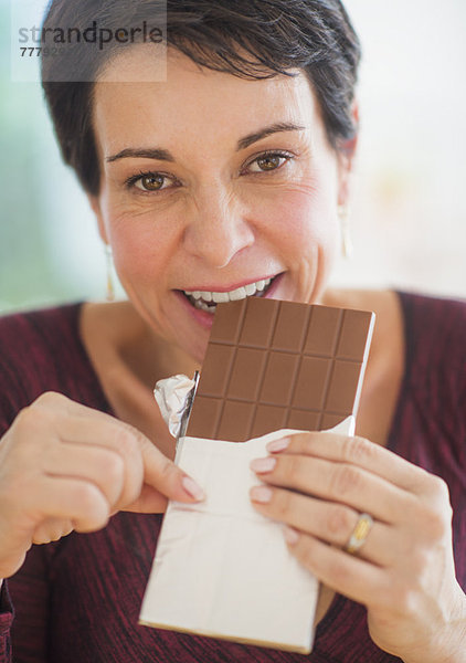 Portrait  Frau  reifer Erwachsene  reife Erwachsene  Schokolade  essen  essend  isst