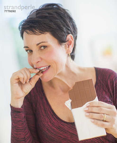Portrait  Frau  reifer Erwachsene  reife Erwachsene  Schokolade  essen  essend  isst