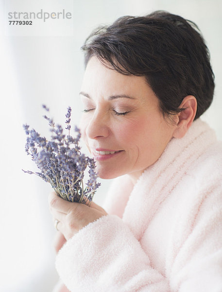 stinken  Portrait  Frau  Blume  reifer Erwachsene  reife Erwachsene  riechen