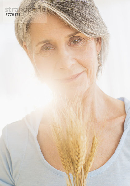 Portrait  Frau  halten  trocken  Weizen  Nachdenklichkeit