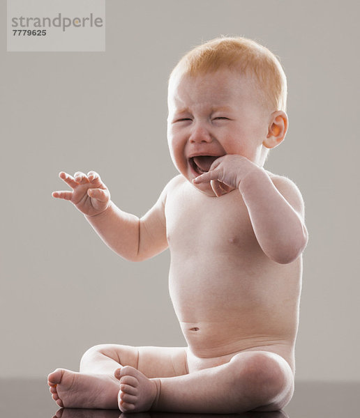 weinen  Junge - Person  schießen  Studioaufnahme  Baby  nackt