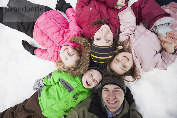 liegend  liegen  liegt  liegendes  liegender  liegende  daliegen  Portrait  über  Menschliche Eltern  3  5-6 Jahre  5 bis 6 Jahre  2-3 Jahre  2 bis 3 Jahre  gerade  Schnee