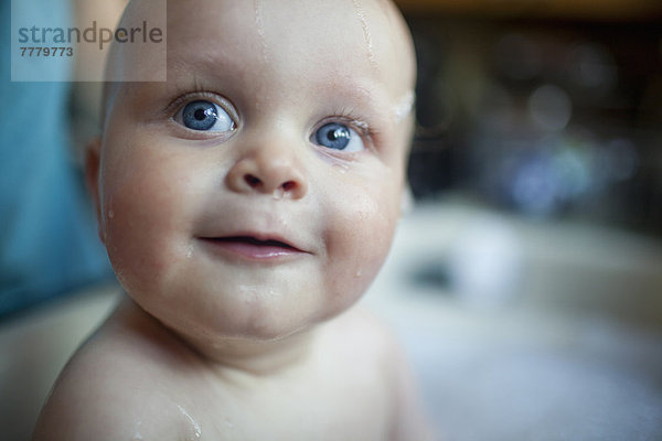 Portrait  Mädchen  Baby  Badewanne