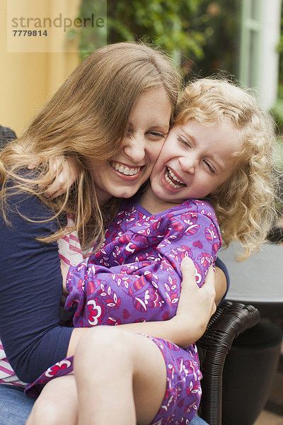 lachen  umarmen  Tochter  2-3 Jahre  2 bis 3 Jahre  Mutter - Mensch