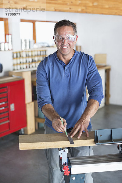 Mann in der Werkstatt