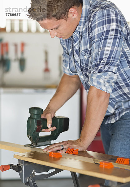 Mann in der Werkstatt