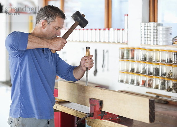 Mann in der Werkstatt