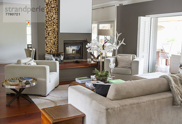 Sofa und Sessel im modernen Wohnzimmer