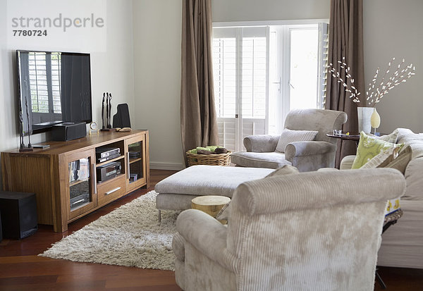 Fernseher und Sessel im Wohnzimmer